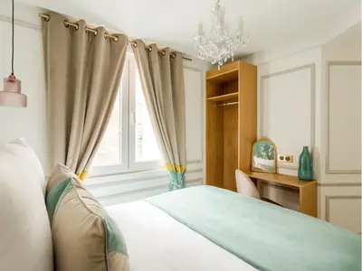Un ou plusieurs lits dans un hébergement de l'établissement Merveil - Luxury Suite - Champs Elysees -St George