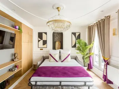 Un ou plusieurs lits dans un hébergement de l'établissement Merveil - Luxury Suite - Champs Elysees -St George