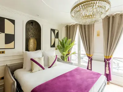 Un ou plusieurs lits dans un hébergement de l'établissement Merveil - Luxury Suite - Champs Elysees -St George