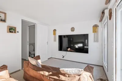 Télévision ou salle de divertissement dans l'établissement A Rooftop in Paris