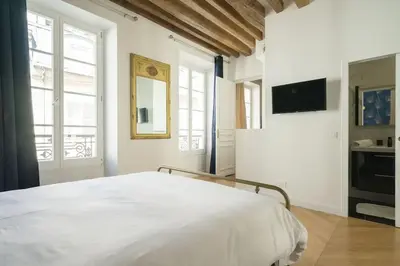 Télévision ou salle de divertissement dans l'établissement Typical Parisian Flat#3Bedrooms#Opera#Louvre