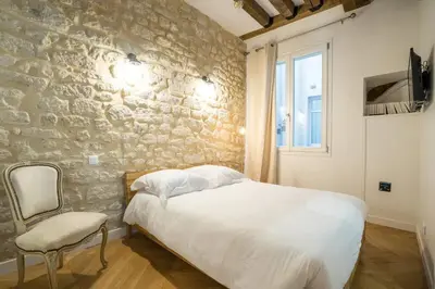 Télévision ou salle de divertissement dans l'établissement Typical Parisian Flat#3Bedrooms#Opera#Louvre