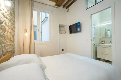 Un ou plusieurs lits dans un hébergement de l'établissement Typical Parisian Flat#3Bedrooms#Opera#Louvre