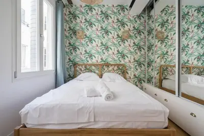 Un ou plusieurs lits dans un hébergement de l'établissement Typical Parisian Flat#3Bedrooms#Opera#Louvre