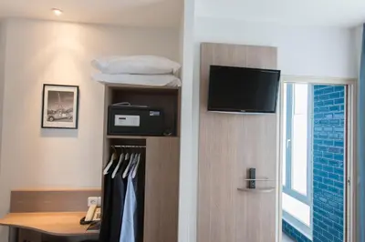 Télévision ou salle de divertissement dans l'établissement Grand Hotel du Loiret