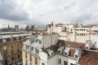 Vue générale sur Paris ou vue de la ville depuis l'hôtel