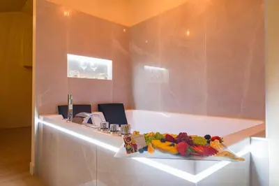 Boissons dans l'établissement Welcome to Coachella / Jacuzzi