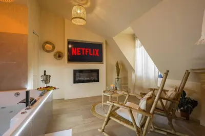 Télévision ou salle de divertissement dans l'établissement Welcome to Coachella / Jacuzzi