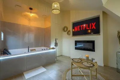 Télévision ou salle de divertissement dans l'établissement Welcome to Coachella / Jacuzzi