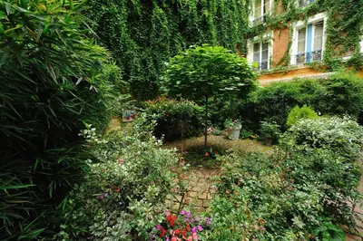 Jardin de l'établissement Les Patios du Marais 1