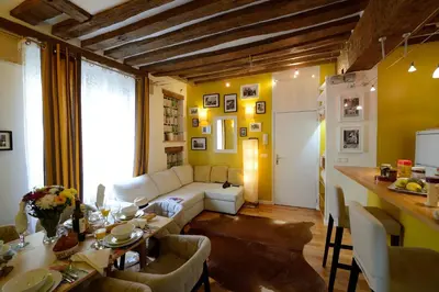 Coin salon dans l'établissement Les Patios du Marais 1