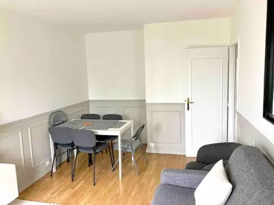 Coin salon dans l'établissement Le Daumesnil Apartment + Balcon 2BR 4/6peoples