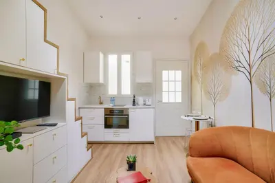Cuisine ou kitchenette dans l'établissement Beautiful studio in small house near Eiffel Tower