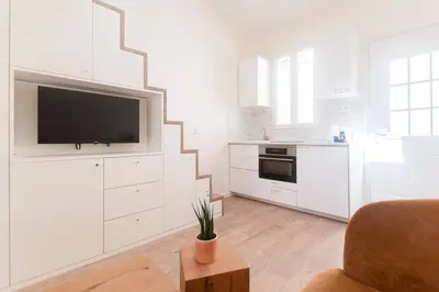 Cuisine ou kitchenette dans l'établissement Beautiful studio in small house near Eiffel Tower