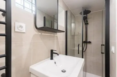 Salle de bains dans l'établissement Beautiful studio in small house near Eiffel Tower