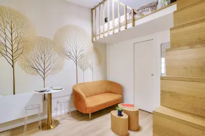 Coin salon dans l'établissement Beautiful studio in small house near Eiffel Tower