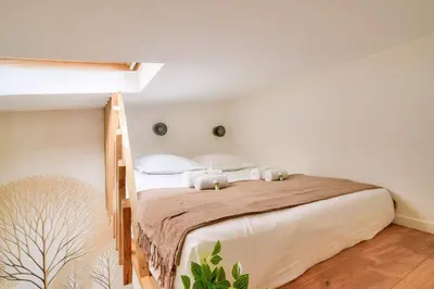 Un ou plusieurs lits dans un hébergement de l'établissement Beautiful studio in small house near Eiffel Tower