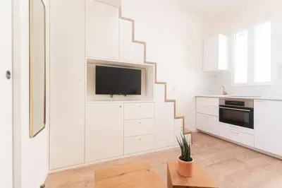 Cuisine ou kitchenette dans l'établissement Beautiful studio in small house near Eiffel Tower
