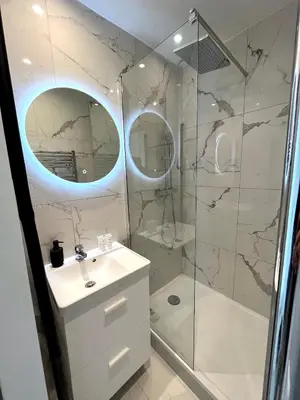 Salle de bains dans l'établissement le studio Molitor