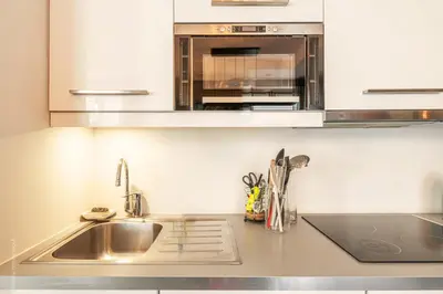 Cuisine ou kitchenette dans l'établissement 1min Walk From Champs Elysées - Avenue Montaigne - AC - Self-Checkin - Working Desk