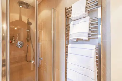 Salle de bains dans l'établissement 1min Walk From Champs Elysées - Avenue Montaigne - AC - Self-Checkin - Working Desk