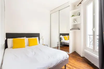Un ou plusieurs lits dans un hébergement de l'établissement Cocoon in the heart of Batignolles | By Airnest