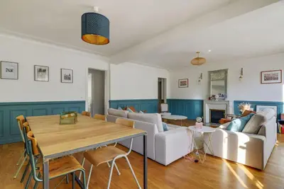 Coin salon dans l'établissement En plein coeur de Levallois appartement de famille
