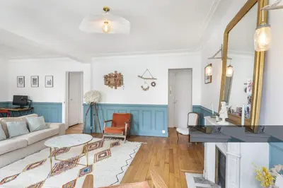 Coin salon dans l'établissement En plein coeur de Levallois appartement de famille