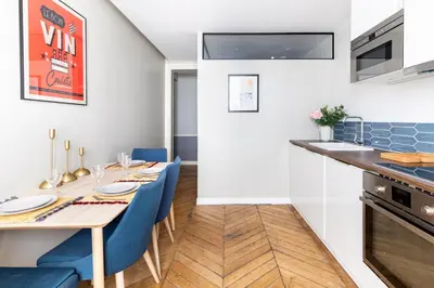 Cuisine ou kitchenette dans l'établissement COSY APPARTMENT IN THE HEART OF PARIS