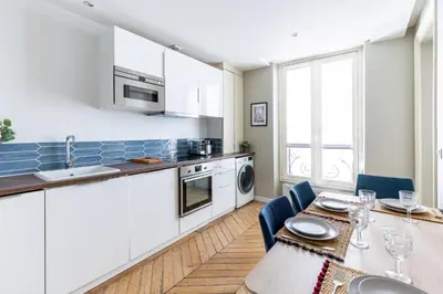 Cuisine ou kitchenette dans l'établissement COSY APPARTMENT IN THE HEART OF PARIS