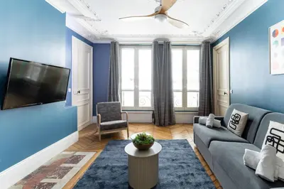 Télévision ou salle de divertissement dans l'établissement COSY APPARTMENT IN THE HEART OF PARIS