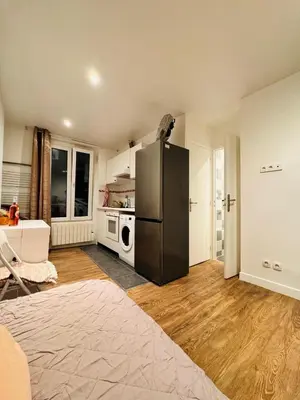 Cuisine ou kitchenette dans l'établissement Prelep stan u srcu Pariza kod trga Republike!