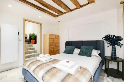 Un ou plusieurs lits dans un hébergement de l'établissement Amazing apartment 10P3BR Beaubourg - Centre de Paris