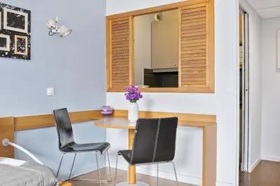 Télévision ou salle de divertissement dans l'établissement Grand appartement avec balcon - Proche Parc des Expo - Parking Privée