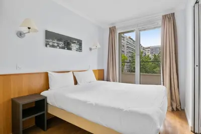 Un ou plusieurs lits dans un hébergement de l'établissement Grand appartement avec balcon - Proche Parc des Expo - Parking Privée