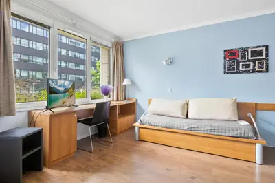 Coin salon dans l'établissement Grand appartement avec balcon - Proche Parc des Expo - Parking Privée