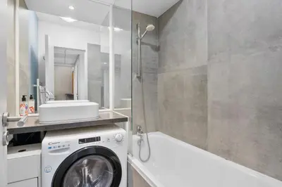 Salle de bains dans l'établissement Grand appartement avec balcon - Proche Parc des Expo - Parking Privée