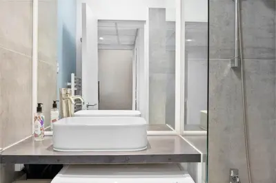 Salle de bains dans l'établissement Grand appartement avec balcon - Proche Parc des Expo - Parking Privée