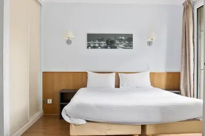 Un ou plusieurs lits dans un hébergement de l'établissement Grand appartement avec balcon - Proche Parc des Expo - Parking Privée
