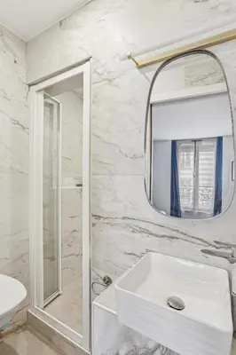 Salle de bains dans l'établissement Hotel Telemaque