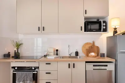 Cuisine ou kitchenette dans l'établissement Sirene - 2 chambres à Batignolles