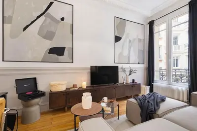 Télévision ou salle de divertissement dans l'établissement Nocelle - 2 chambres à Batignolles