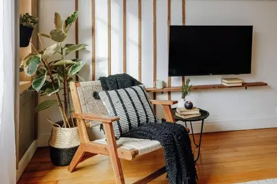Télévision ou salle de divertissement dans l'établissement Royo - 1 chambre à Auteuil