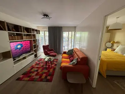 Télévision ou salle de divertissement dans l'établissement New Flat in the Quartier Latin