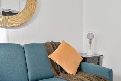 Coin salon dans l'établissement Le Poétique niché au pied du Sacré-Cœur