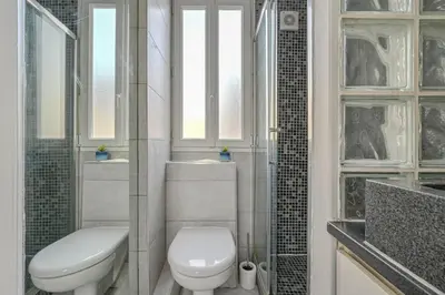 Salle de bains dans l'établissement Le Poétique niché au pied du Sacré-Cœur