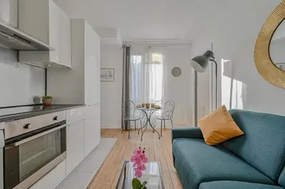 Cuisine ou kitchenette dans l'établissement Le Poétique niché au pied du Sacré-Cœur
