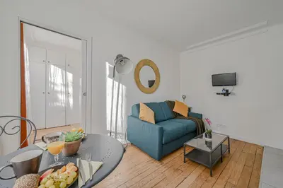 Coin salon dans l'établissement Le Poétique niché au pied du Sacré-Cœur