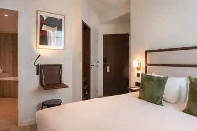 Un ou plusieurs lits dans un hébergement de l'établissement Le Lampika Hôtel