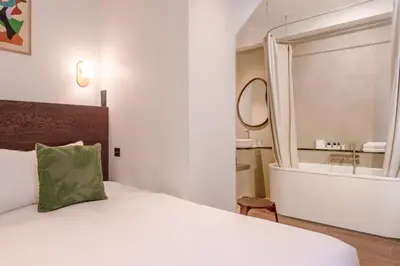 Un ou plusieurs lits dans un hébergement de l'établissement Le Lampika Hôtel